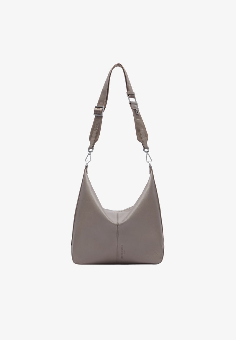 Sac à bandoulière en cuir taupe avec une large sangle en tissu ajustable et des fermoirs en métal argenté.