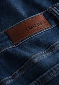 Gabba JONES K3870 - Ravne kavbojke - mid blue denim