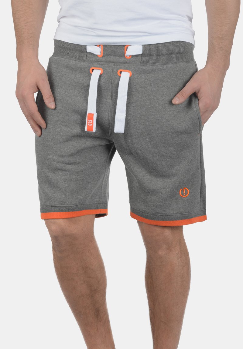 Shorts griș din bumbac cu un talie elastică, dotate cu șnururi albe și portocalii, buzunare laterale și trim portocaliu la tiv.