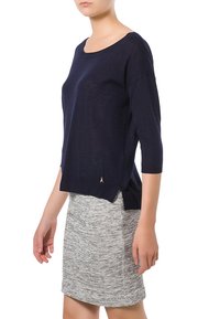 Dunkelblauer, leichter Pullover mit Dreiviertelärmeln und Rundhalsausschnitt, kombiniert mit einem heather-grauen, knielangen Bleistiftrock.