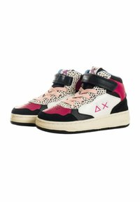 Sneaker alte caratterizzate da un mix di materiali bianchi, neri, rosa e a stampa animale, fissate con cinturini neri e lacci rosa.