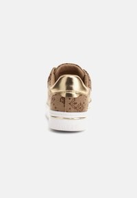 Bruna mönstrade sneakers med metalliska gulddetaljer och vit sula. Har en strukturerad textilöverdel och präglad logga på hälen.