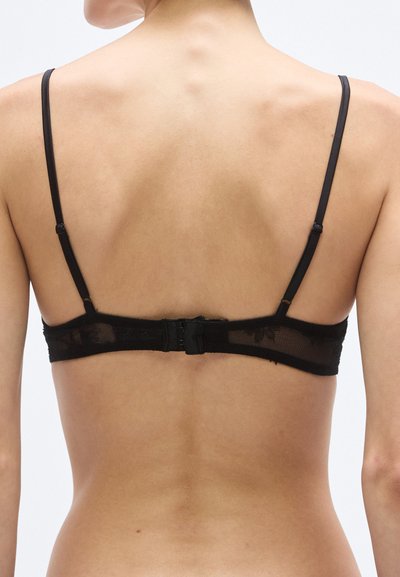 Juoda nėriniuota liemenėlė su plonomis reguliuojamomis petnešėlėmis, užsegimu kabliukais ir akute, bei gėlėto rašto detalėmis ant juostos.