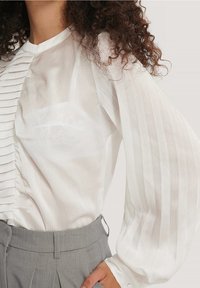 NA-KD Bluse - white