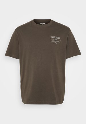 Braunes T-Shirt mit kurzen Ärmeln aus Baumwolle, mit Rundhalsausschnitt und einem kleinen weißen Grafikdruck auf der linken Seite.