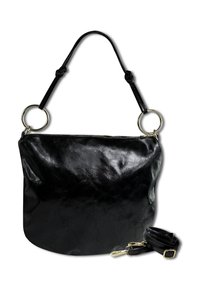 Sac à main en cuir noir avec une finition brillante, présentant des anneaux en métal doré ronds et une sangle réglable. Texture lisse et forme structurée.