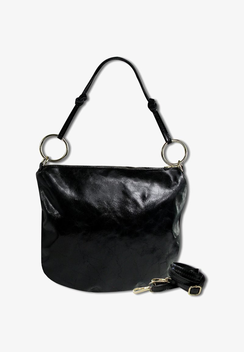 Zwarte leren handtas met een glanzende afwerking, voorzien van ronde gouden hardwareringen en een verstelbare schouderband. Glad oppervlak en gestructureerde vorm.