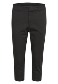 Pantalon noir court avec une texture de tissu lisse, doté d'une ceinture standard, de poches avant et d'une coupe ajustée.