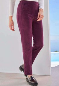 Paarse faux suede broek met een rechte pijpdesign, details aan de zijnaad en een comfortabele tailleband, gecombineerd met donkere loafers.