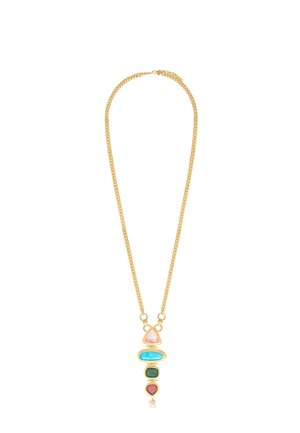 Collier chaîne en or avec triangle rose, ovale bleu, carré vert, pierres rouges en forme de cœur et petit pendentif perle suspendu.