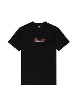 T-shirt in cotone nero con maniche corte, caratterizzato dal testo rosso "New Era" e "Buffalo, New York" sottostante. Texture del tessuto liscia.