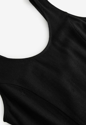 Must mustre koos ümarate kraega ja sileda tekstuuriga, valmistatud kergete kangastega, minimaalse õmblusega ja puhaste joontega.