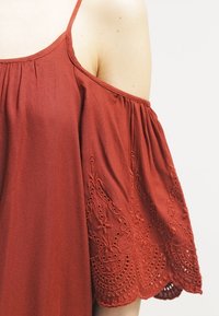Vero Moda Petite Denní šaty - brown