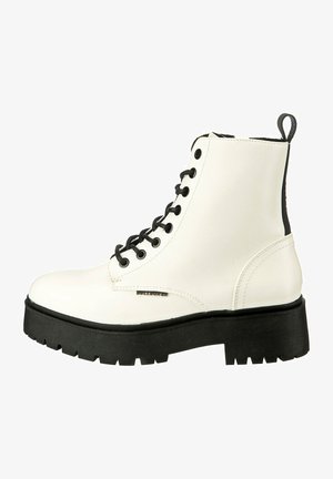 Botín de cuero blanco con cordones redondos negros, ojales reforzados, suela negra gruesa y una lengüeta en la parte trasera para facilitar el calzado.
