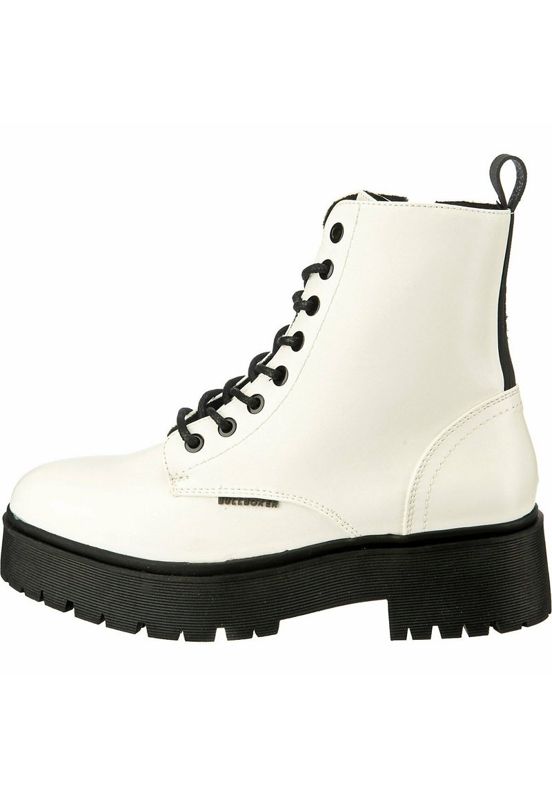 Weiße Leder-Stiefelette mit schwarzen runden Schnürsenkeln, verstärkten Ösen, einer robusten schwarzen Sohle und einer Schlaufe an der Rückseite für ein einfaches An- und Ausziehen.