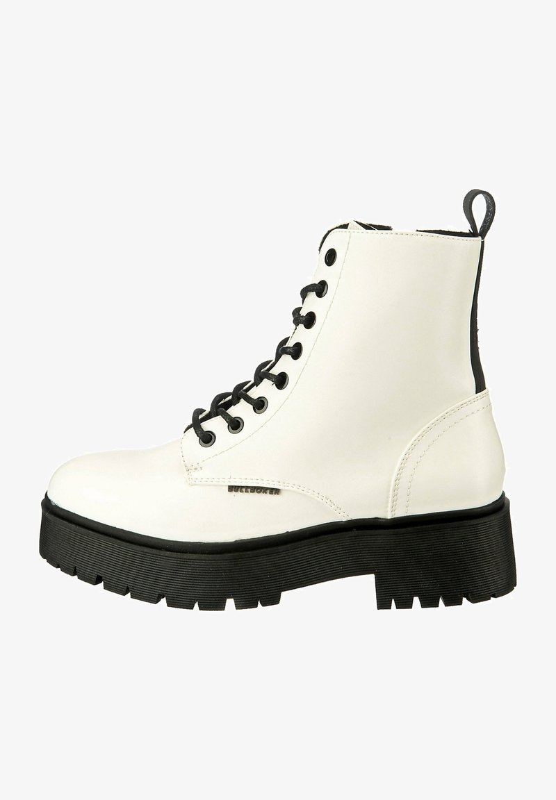 Weiße Leder-Stiefelette mit schwarzen runden Schnürsenkeln, verstärkten Ösen, einer robusten schwarzen Sohle und einer Schlaufe an der Rückseite für ein einfaches An- und Ausziehen.
