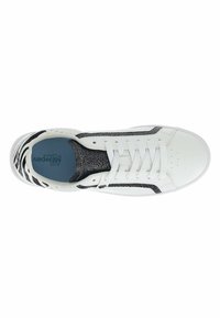 Sneakers bianchi con accenti neri testurizzati, punta rotonda, chiusura con lacci e colletti imbottiti. Presentano una soletta blu.