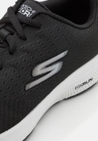 Skechers Performance GO RUN CONSISTENT - Road running shoes - black/white