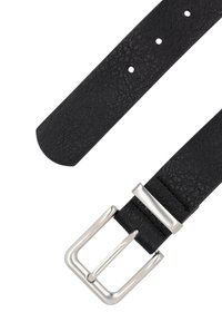Zwarte leren riem met een gestructureerd oppervlak, zilveren metalen gesp en pen, en meerdere gaatjes voor aanpassing. De uiteinden zijn afgerond.