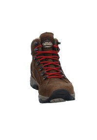 Botte de randonnée marron avec des lacets rouges, tige en suède, bout renforcé, col rembourré et semelle en caoutchouc noir, conçue pour la durabilité et le soutien.