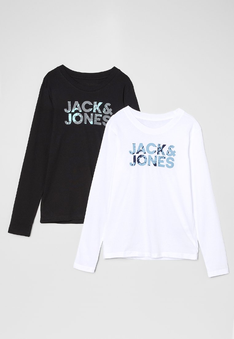 Camisas de manga larga en blanco y negro con cuello redondo, ambas con "JACK & JONES" impreso en letras azul con patrón en el pecho.