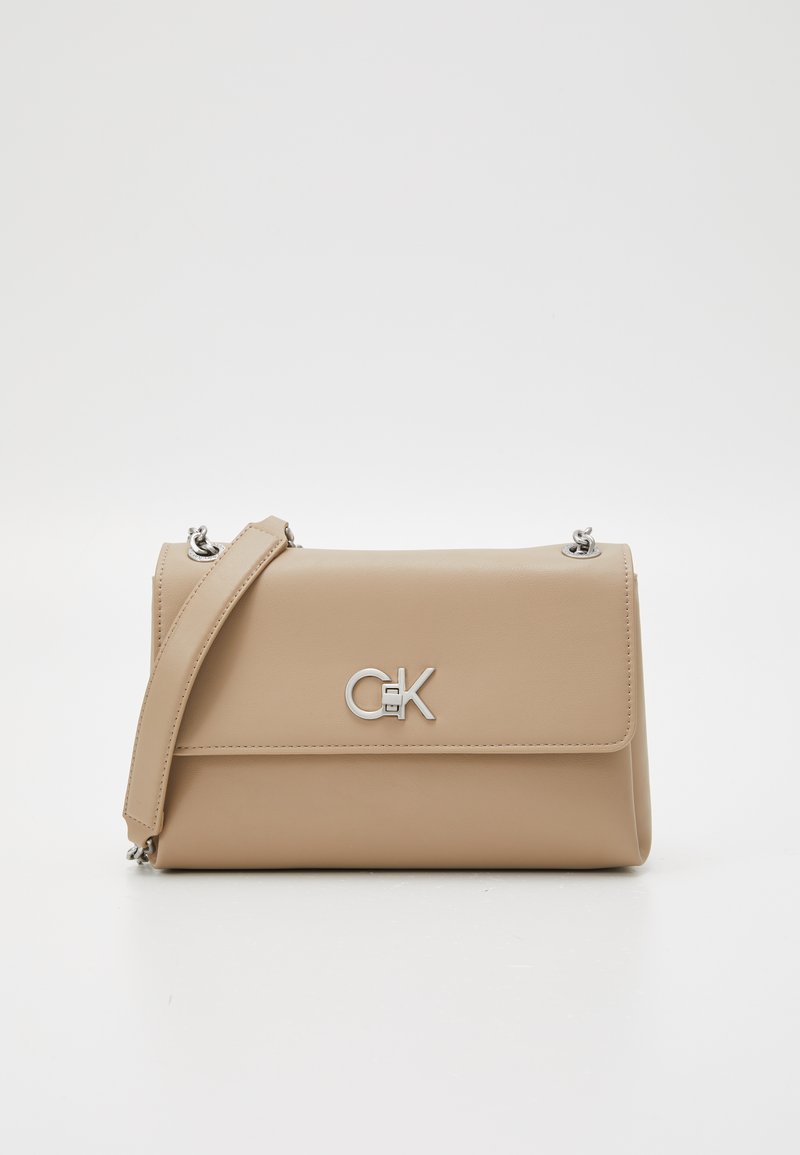 Calvin Klein - RE LOCK  CROSSBODY - Keresztpántos táska - beige, Nagyítás