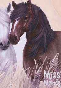 Cavallo marrone con criniera nera lunga affianco a un cavallo bianco, su uno sfondo beige tenue. Testo "Miss Melody" in bianco luccicante.