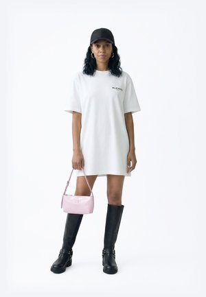 Tommy Jeans ESSENTIAL LOGO SHINY SHOULDER BAG - Handbag - hawaii orchid