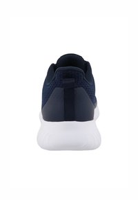 Tengeri stílusú sneaker textúrált hálós felső résszel, párnázott bokarésszel és kontrasztos fehér gumitalppal. A saroknál húzófül található, ami megkönnyíti a felvételt.