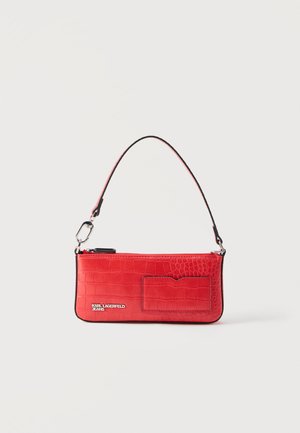 Punane krokodillinaha tekstuuriga õlakott, peal lukuga, kitsas rihmaga ja väike esitasku, millel on Karl Lagerfeld Jeansi logo.