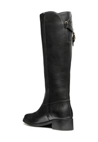 Bota de cuero negra hasta la rodilla con un diseño elegante, cremallera lateral y una pequeña correa decorativa con herrajes dorados. Punta cuadrada y tacón de bloque.