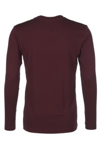 Camicia a maniche lunghe di colore bordeaux, realizzata in tessuto morbido. Presenta un collo rotondo e un design aderente senza motivi o dettagli visibili.