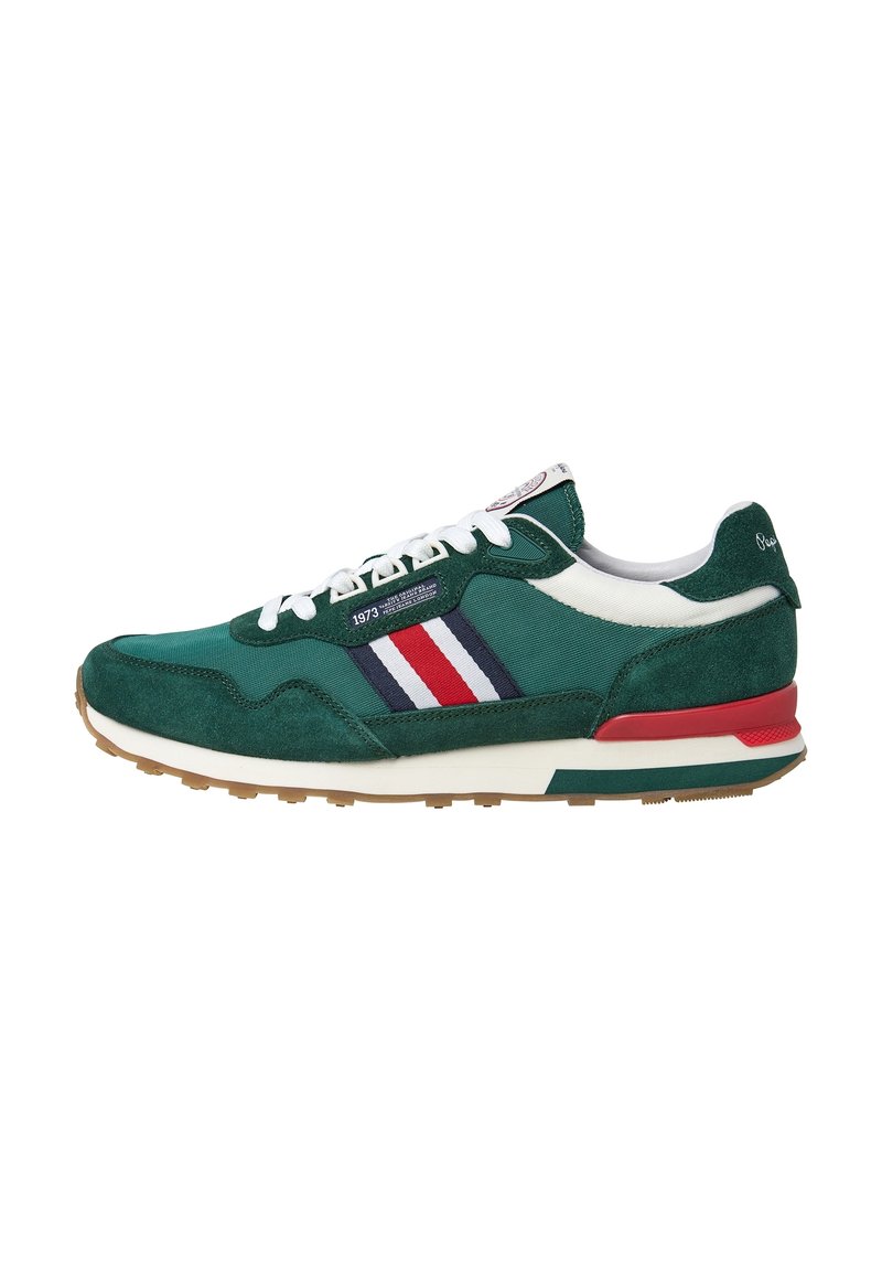 Baskets vertes avec lacets blancs, bandes latérales rouge-blanc-bleu et semelle accentuée de rouge, vues de profil sur fond blanc.