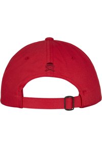 Rød baseballkasket med en glat tekstureret stof, buet skygge, justerbar rem bagpå med en metalspænde og logo-detaljer.