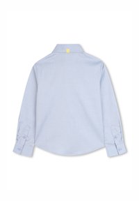 Lichtblauw langemouwen shirt, gemaakt van gladde stof, met een klassieke kraag, knoopmanchetten en een gele tag aan de achterkant.