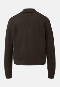 Ciemnobrązowy dziergany sweter z kołnierzem, długimi rękawami i ściągaczem u dołu. Tekstura wydaje się gładka, a krój jest luźny.