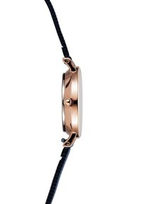 Montre en or rose avec un cadran rond, un cadran argenté lisse et un bracelet noir tressé. Comprend une couronne et des épingles latérales pour les réglages.