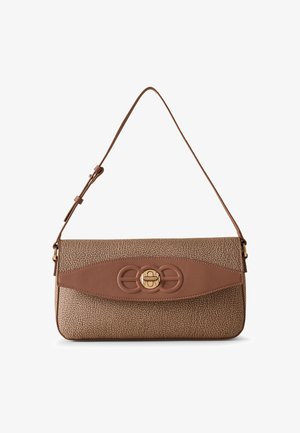 Sac à main en cuir marron avec une surface texturée, des accents lisses, un fermoir doré et une bandoulière réglable. Design plat et rectangulaire.