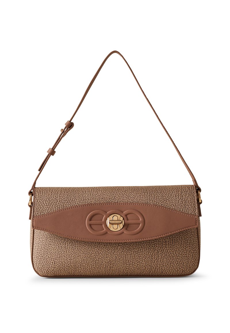 Borsa a tracolla in pelle marrone con superficie testurizzata, dettagli lisci, chiusura dorata e tracolla regolabile. Design piatto e rettangolare.