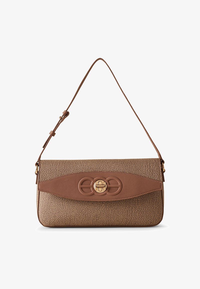 Borsa a tracolla in pelle marrone con superficie testurizzata, dettagli lisci, chiusura dorata e tracolla regolabile. Design piatto e rettangolare.