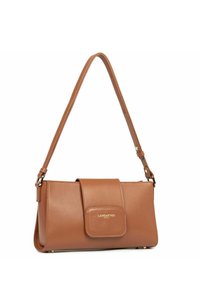 Borsa a tracolla in pelle marrone con una singola tracolla regolabile, forma rettangolare, pattina frontale con chiusura magnetica e accentuazione del marchio.