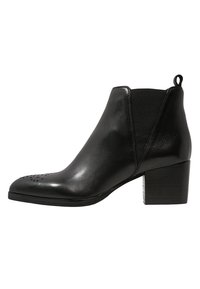 Mustat nahkasaappaat nilkkamittaisena, joissa on sileä pinta, pyöreä kärki, reikäkuviointi, joustavat sivupaneelit ja paksu lohkakanta.