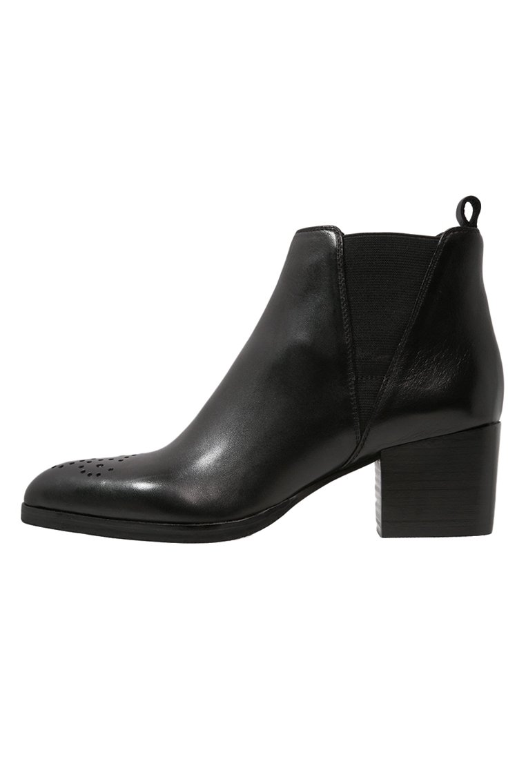 Mustat nahkasaappaat nilkkamittaisena, joissa on sileä pinta, pyöreä kärki, reikäkuviointi, joustavat sivupaneelit ja paksu lohkakanta.