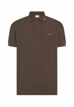 Polo marrone a maniche corte con tre bottoni, piccolo logo geometrico bianco sul petto sinistro e colletto.