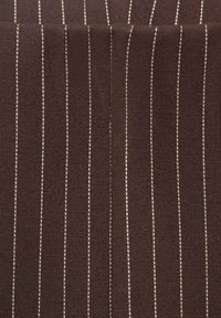 Bruin stof met verticale witte streepjes, met een gladde textuur en elastische stretch. Het patroon is gelijkmatig verdeeld en consistent.