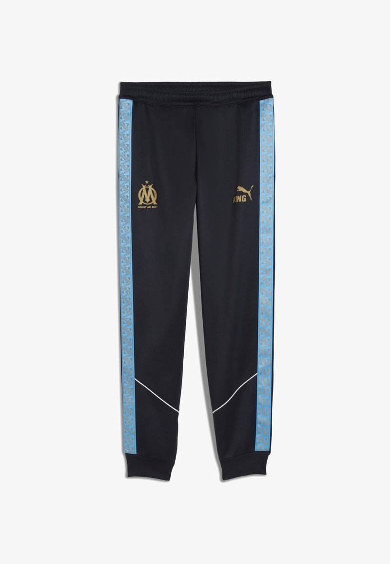 Pantalones deportivos negros con acentos laterales en azul claro, logotipos dorados del Marseille y Puma, cinturilla elástica y detalles de costura en blanco.