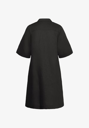 Czarna sukienka do kolan z krótkimi szerokimi rękawami i kołnierzykiem, widziana od tyłu na białym tle.