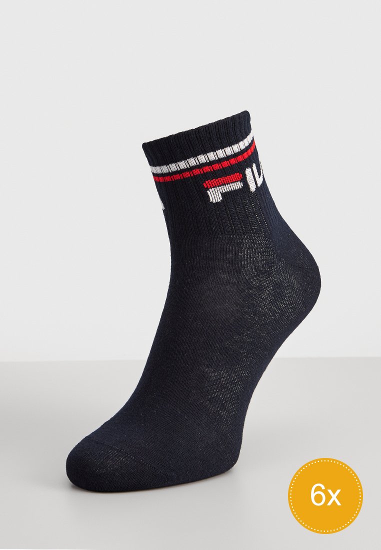 Granatowa skarpetka do kostki wykonana z gładkiego, miękkiego materiału, z czerwono-białymi paskami na górze, z etykietą "Fila."