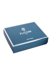 Rechteckige blaue Box mit glänzender Oberfläche, weißen Akzenten und silbernem Logo, beschriftet mit "PLISSON 1808, MADE IN FRANCE."