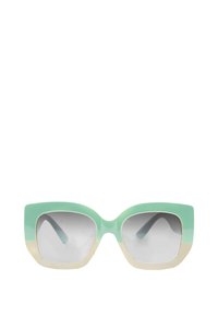 Occhiali da sole oversize con una montatura rettangolare verde menta e crema e lenti grigie sfumate su uno sfondo bianco.